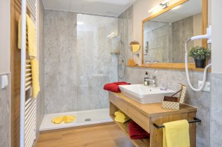 Ein Badezimmer des Hotel Mühlenhof in Oberstaufen.