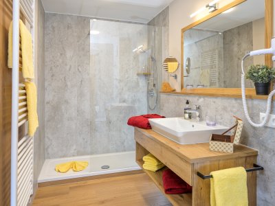 Ein Badezimmer des Hotel Mühlenhof in Oberstaufen.
