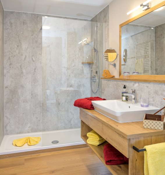 Ein Badezimmer des Hotel Mühlenhof in Oberstaufen.