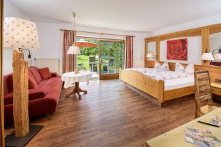 Ein Zimmer mit Doppelbett im Hotel Mühlenhof in Oberstaufen.