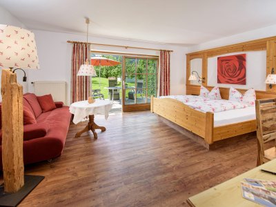 Ein Zimmer mit Doppelbett im Hotel Mühlenhof in Oberstaufen.