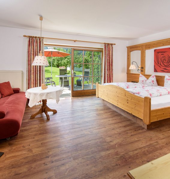 Ein Zimmer mit Doppelbett im Hotel Mühlenhof in Oberstaufen.