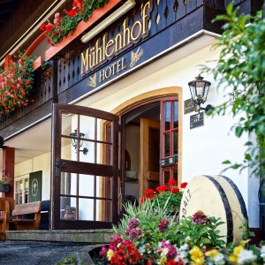 Der Eingang mit Namensbeschriftung des Hotel Mühlenhof in Oberstaufen.
