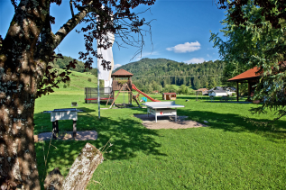 Ein Spielplatz mit Kicker und Tischtennisplatte beim Hotel Mühlenhof in Oberstaufen.