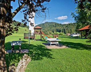 Ein Spielplatz mit Kicker und Tischtennisplatte beim Hotel Mühlenhof in Oberstaufen.