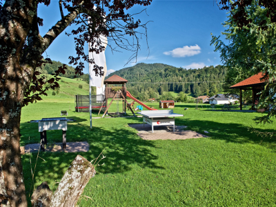 Ein Spielplatz mit Kicker und Tischtennisplatte beim Hotel Mühlenhof in Oberstaufen.
