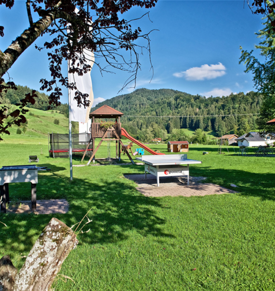 Ein Spielplatz mit Kicker und Tischtennisplatte beim Hotel Mühlenhof in Oberstaufen.