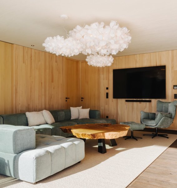 Ein Einblick in das Wohnzimmer des Penthouses des Torgheles Wald und Fluh in Balderschwang.