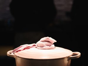 Ein rosaner Topf mit Lappen am Henkel am Buffet des Bio-Berghotel Ifenblick in Balderschwang.