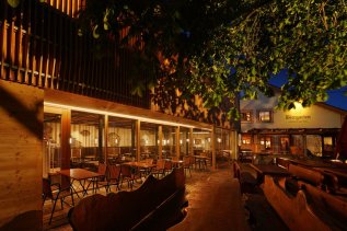 Blick auf den Biergarten am Abend im Landgasthof Hubertus in Apfeltrang.