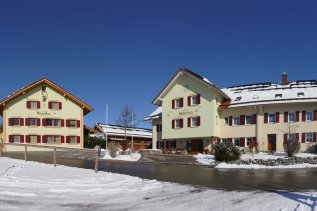 Die Außenansicht des Landgasthof Hubertus in Apfeltrang im Winter.