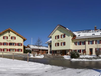 Die Außenansicht des Landgasthof Hubertus in Apfeltrang im Winter.