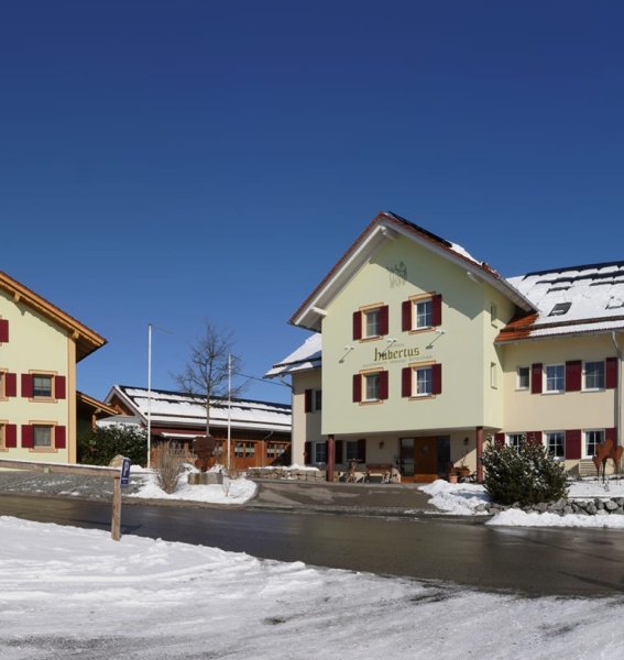 Die Außenansicht des Landgasthof Hubertus in Apfeltrang im Winter.