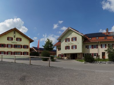 Die Außenansicht des Landgasthof Hubertus in Apfeltrang.