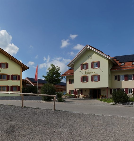 Die Außenansicht des Landgasthof Hubertus in Apfeltrang.