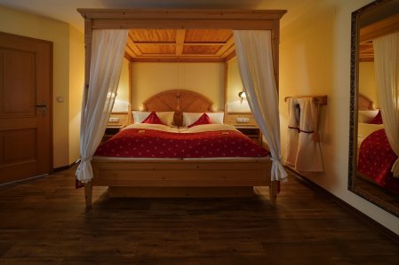 Einblick in ein Zimmer im Landgasthof Hubertus in Apfeltrang.