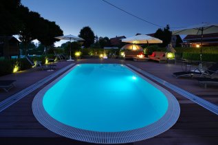 Blick auf den Pool am Abend im Landgasthof Hubertus in Apfeltrang.