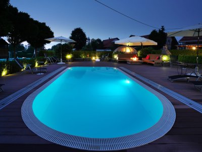 Blick auf den Pool am Abend im Landgasthof Hubertus in Apfeltrang.