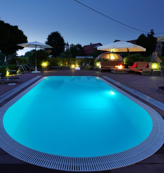 Blick auf den Pool am Abend im Landgasthof Hubertus in Apfeltrang.