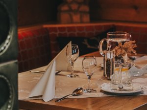 Ein gedeckter Tisch im DIANA Naturpark Hotel in Oberstaufen.