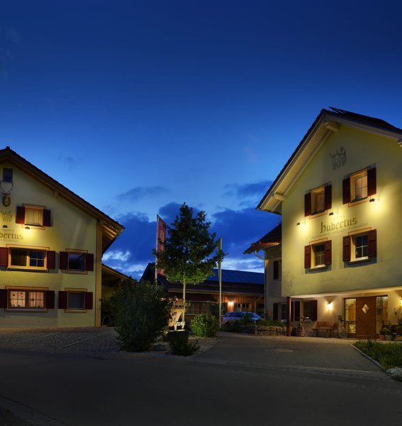 Die Außenansicht des Landgasthof Hubertus in Apfeltrang.