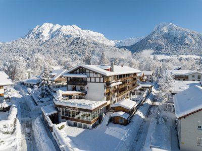 Die Außenansicht des Hotel Filser in Oberstdorf im Winter.