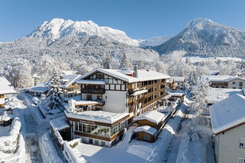 Die Außenansicht des Hotel Filser in Oberstdorf im Winter.
