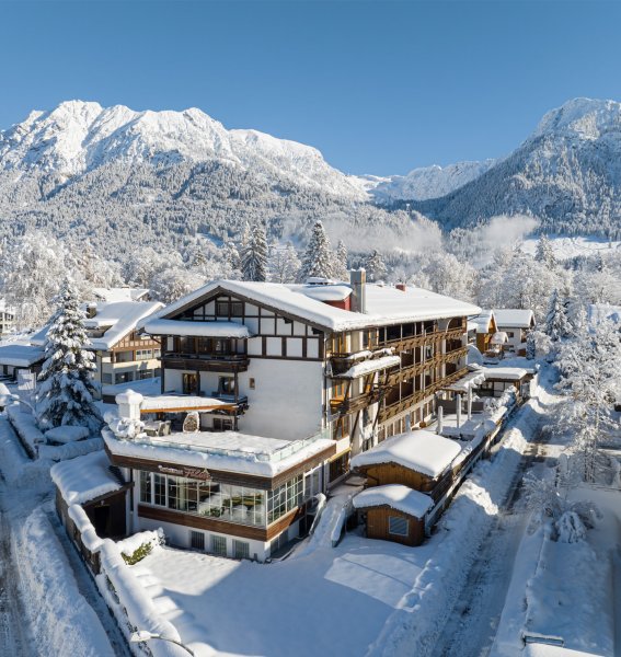 Die Außenansicht des Hotel Filser in Oberstdorf im Winter.