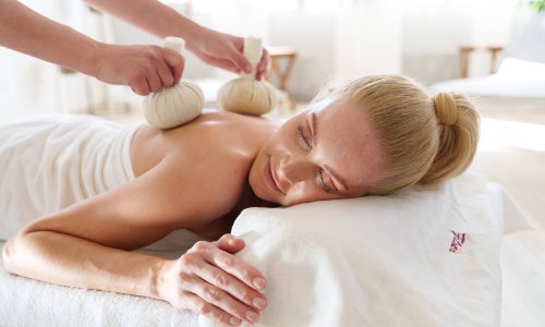Eine Dame bei einer Massage im Hotel Filser in Oberstdorf.