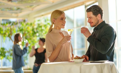 Gäste trinken einen Aperitif im Hotel Filser in Oberstdorf.