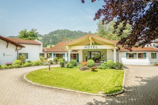 Die Außenansicht des Landhotel Gockelwirt in Eisenberg.