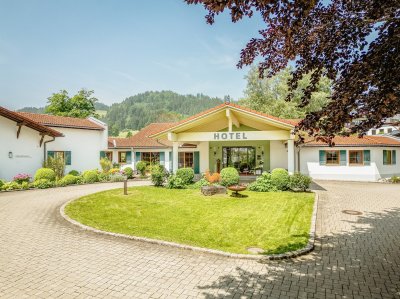 Die Außenansicht des Landhotel Gockelwirt in Eisenberg.