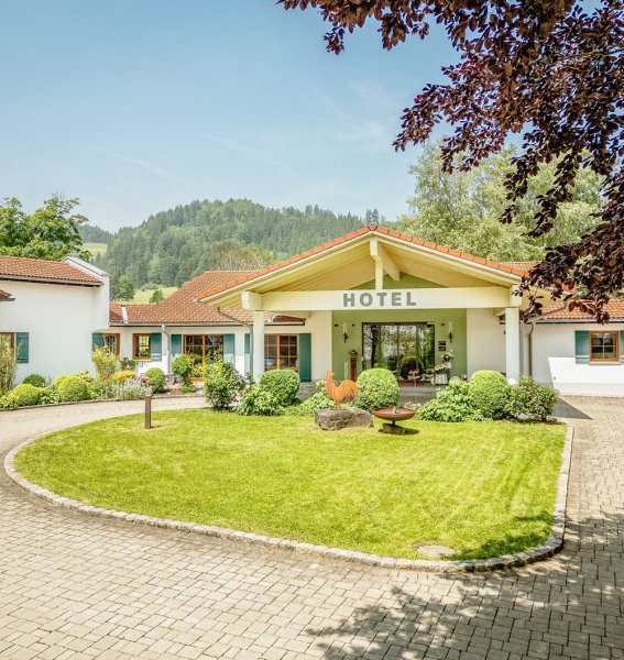 Die Außenansicht des Landhotel Gockelwirt in Eisenberg.