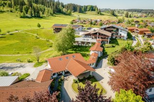 Die Außenansicht des Landhotel Gockelwirt in Eisenberg.