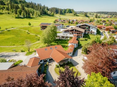Die Außenansicht des Landhotel Gockelwirt in Eisenberg.