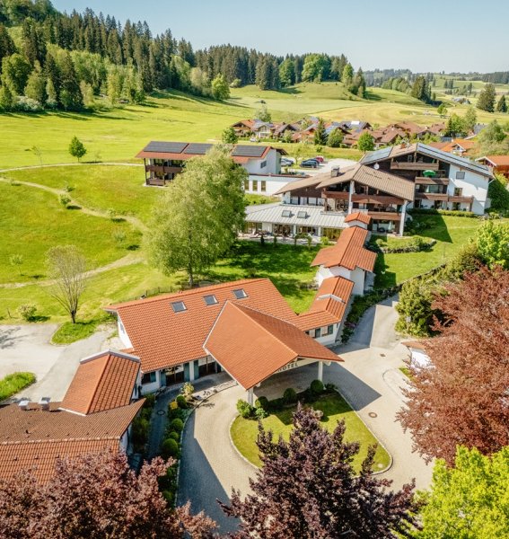 Die Außenansicht des Landhotel Gockelwirt in Eisenberg.