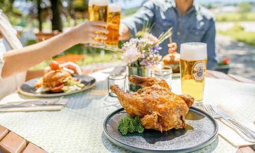 Ein Grillhähnchen im Restaurant des Landhotel Gockelwirt in Eisenberg.