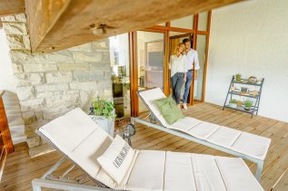 Ruheliegen im Wellnessbereich im Landhotel Gockelwirt in Eisenberg.