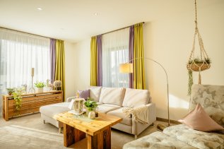 Einblick in ein Zimmer im Landhotel Gockelwirt in Eisenberg.