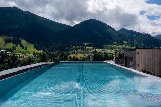 Außenpool mit Aussicht des Genuss & Aktivhotel Sonnenburg in Riezlern.