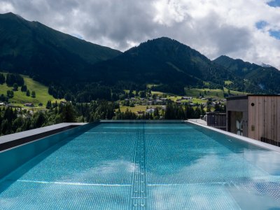 Außenpool mit Aussicht des Genuss & Aktivhotel Sonnenburg in Riezlern.