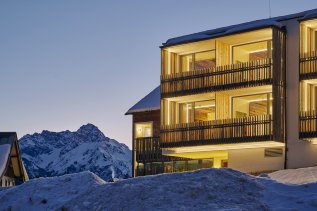 Die Außenansicht im Winter des Genuss % Aktivhotel Sonnenburg in Riezlern.