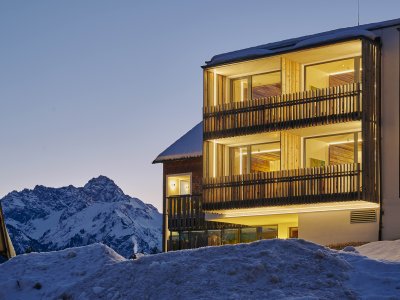 Die Außenansicht im Winter des Genuss % Aktivhotel Sonnenburg in Riezlern.