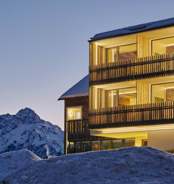 Die Außenansicht im Winter des Genuss % Aktivhotel Sonnenburg in Riezlern.