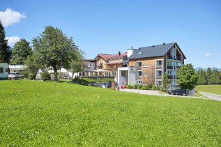 Die Außenansicht im Sommer des Genuss & Aktivhotel Sonnenburg in Riezlern.
