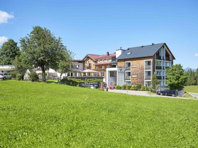 Die Außenansicht im Sommer des Genuss & Aktivhotel Sonnenburg in Riezlern.