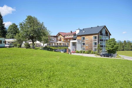 Die Außenansicht im Sommer des Genuss & Aktivhotel Sonnenburg in Riezlern.