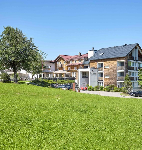Die Außenansicht im Sommer des Genuss & Aktivhotel Sonnenburg in Riezlern.