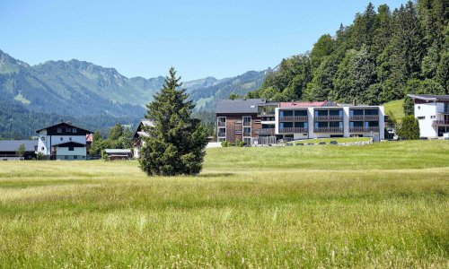 Die Außenansicht im Sommer des Genuss & Aktivhotel Sonnenburg in Riezlern.