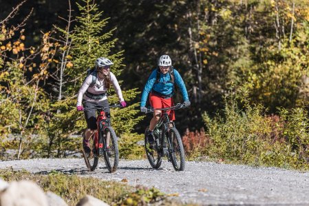 Zwei Biker sind unterwegs auf den Trails nahe des Genuss & Aktivhotel Sonnenburg in Riezlern.